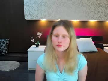 sansa kisss